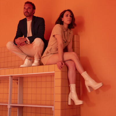 Love and Furies en concert sur scène au Festi’Salon Stars’Terre, samedi 19 septembre 2026, devant un public enthousiaste